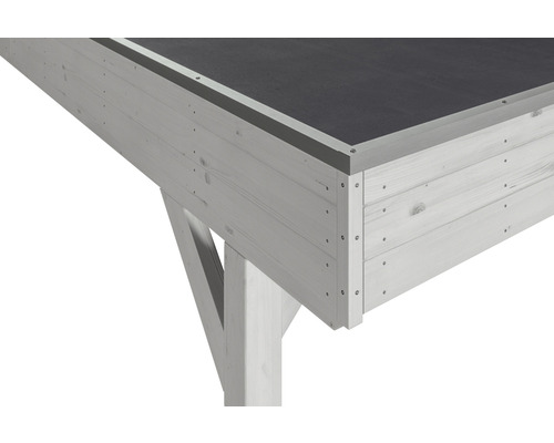 Detailní pohled na zahradní domek s dřevěnými stěnami a bitumenovou střechou