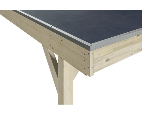 Detailní pohled na dřevěnou konstrukci se střešní lepenkou a kovovým lemem