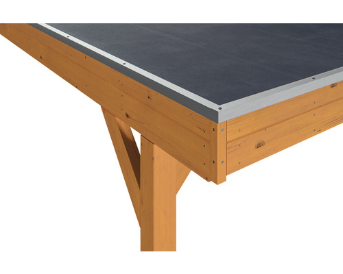 Detailní pohled na dřevěný dům s bitumenovou střechou