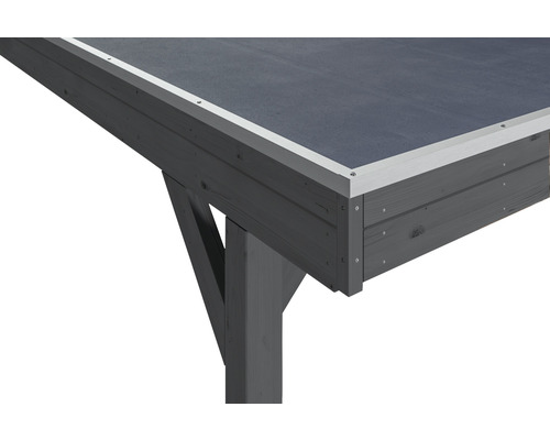 Detailní pohled na dřevěný altán s plochou střechou a podpůrnými sloupky