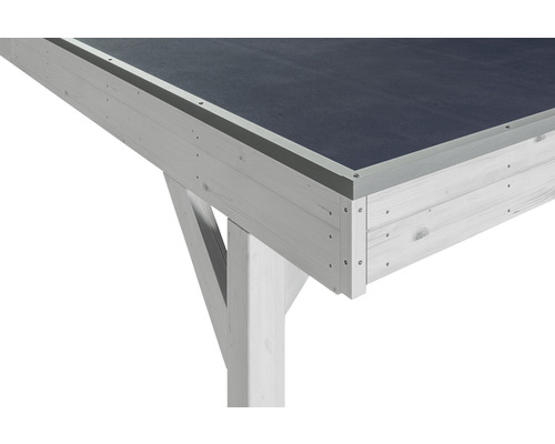 Detailní pohled na přístřešek pro auto s dřevěnými sloupky a plochou střechou