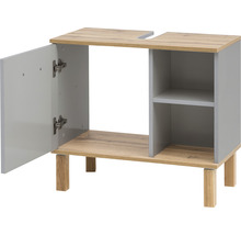 Skříňka pod umyvadlo s otevřenými dvířky, policí a dřevěnýma nohama