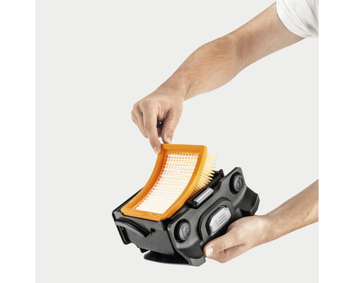 Vzduchový filtr pro zahradní nářadí je ručně vložen