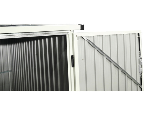 Otevřené dveře kovové kůlny na nářadí