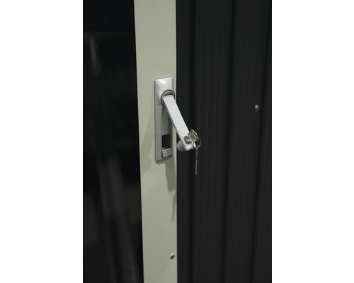 Zámek s klíčem na zahradním domku