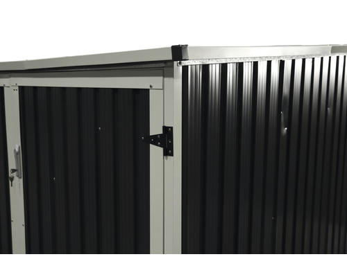 Detail zahradního domku s kovovým obkladem