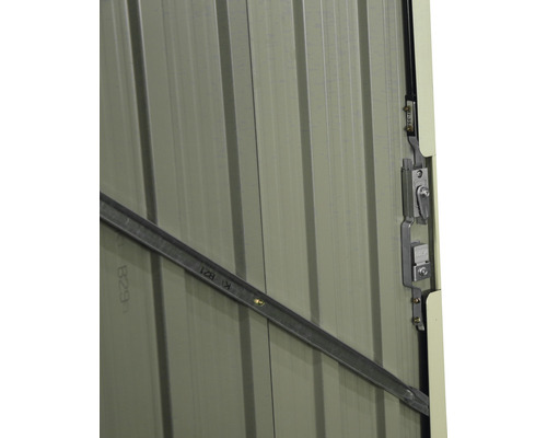 Detail kovového zahradního domku s uzamykacím mechanismem a výztuhami