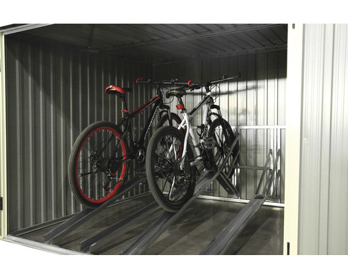 Jízdní kola v kůlně na kola se stojanem na kola