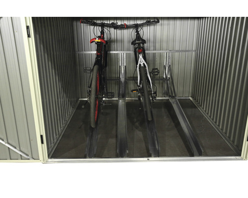 Jízdní kola v kůlně na kola pro uskladnění