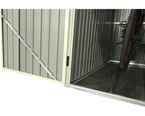 Vnitřní pohled na kovový domek na kola s kolem