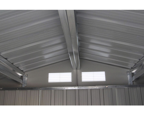 Vnitřní pohled na zahradní domek s kovovou střechou a ventilací