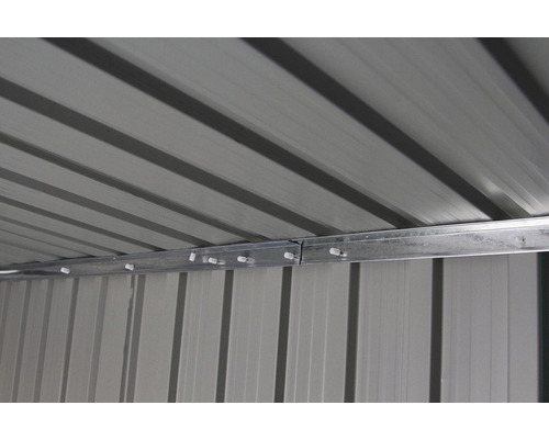 Vnitřní pohled na kůlnu s kovovým rámem a upevňovacími prvky.