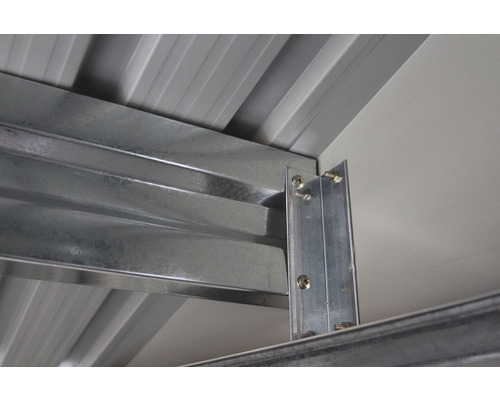 Detail kovové konstrukce zahradního domku.