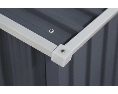 Detail rohu zahradního boxu se šroubem