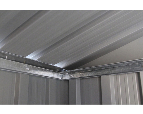 Střecha a stěna kovové kůlny na nářadí