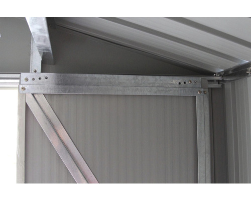 Detailní pohled na kovovou konstrukci zahradního domku