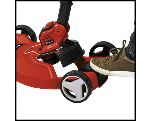 Zastřihovač trávníků Einhell s kolečkovým vedením v provozu, funkce ovládaná nohou