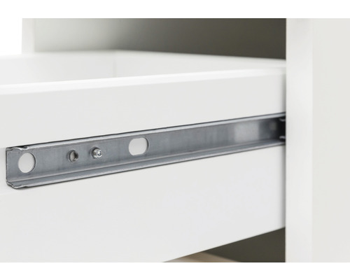 Detail bílého zásuvkového prvku s kovovými kolejnicemi