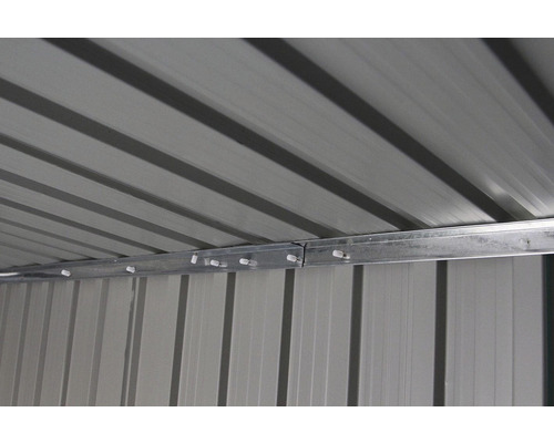 Vnitřní pohled na zahradní domek s kovovým rámem a upevňovacími prvky