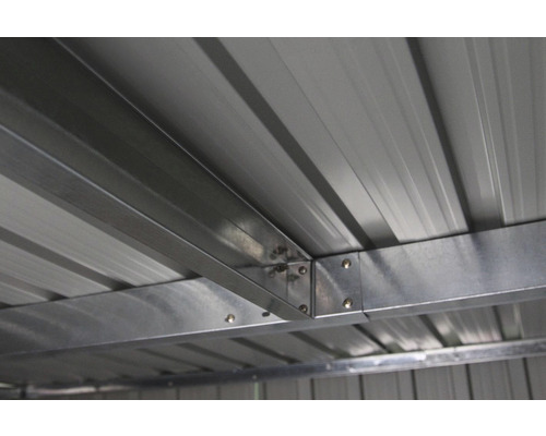 Detail střešní konstrukce zahradního domku s kovovou konstrukcí