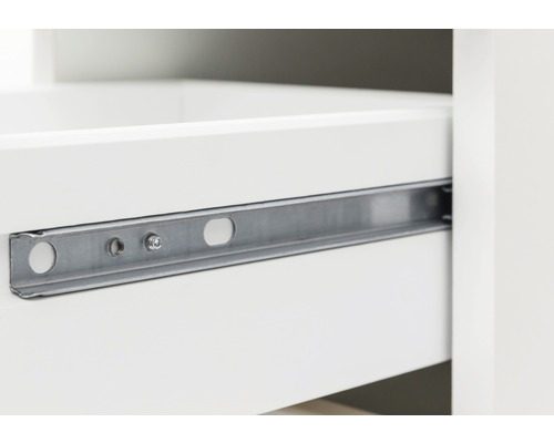 Detail zásuvky s kovovými lištami