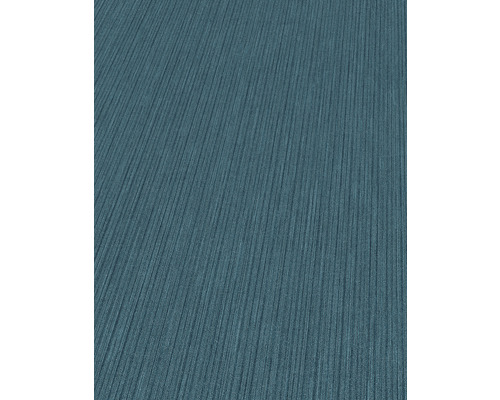 Detail modré vliesové tapety s pruhovanou strukturou.