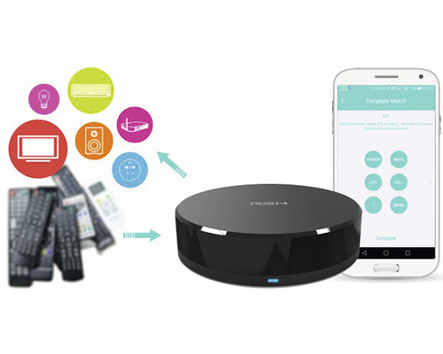 Chytré univerzální dálkové ovládání vedle chytrého telefonu s rozhraním aplikace a sbírkou dálkových ovladačů