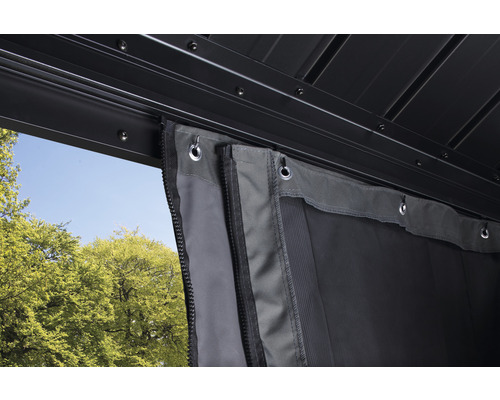 Detailní pohled na zahradní pavilon se sítí proti komárům a zipem