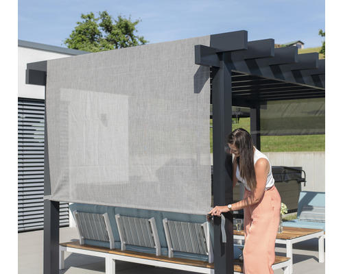 Pergola s bočním panelem a ženou na zahradě