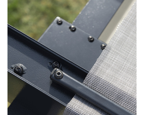 Detail pergoly se šrouby a textilem