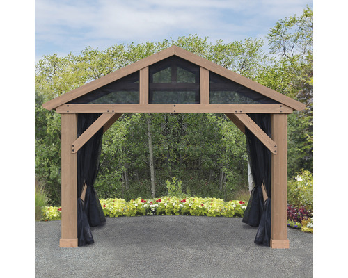 Dřevěný zahradní pavilon se závěsy a síťovou strukturou