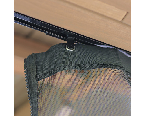 Detailní pohled na síť proti hmyzu se zavěšením na lištu