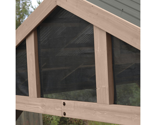 Detail zahradního domku s dřevěným rámem a sítí proti hmyzu