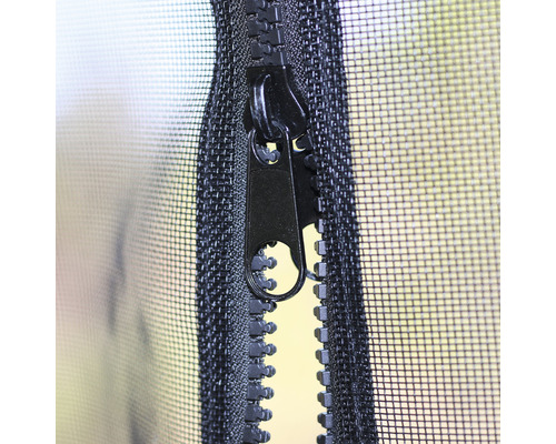 Detailní záběr černého zipu na moskytiéře