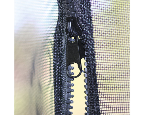Detailní záběr černého zipu na moskytiéře