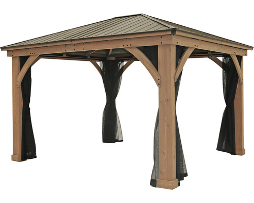 Dřevěný zahradní pavilon s kovovou střechou a závěsy