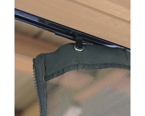 Detailní záběr gázového závěsu se zavěšením na kolejnici