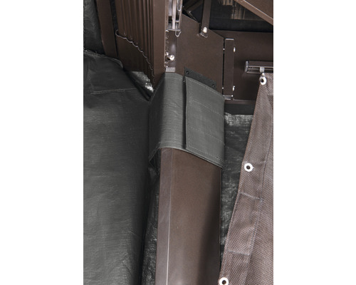 Detailní pohled na konstrukci altánu s hnědými prvky a látkovými panely