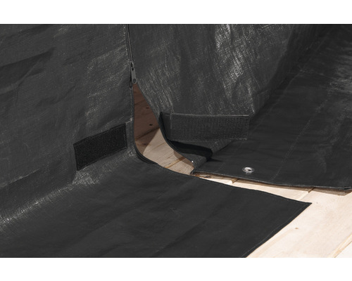 Detailní pohled na černou tkanou plachtu se zipem a suchým zipem