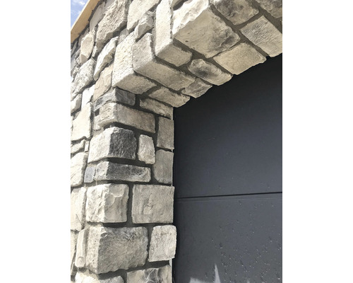 Detailní záběr kamenného obkladu oblouku s cihelným zdivem