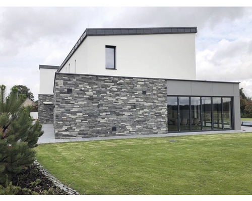 Fasáda domu s obkladovými kameny a skleněnou přední stěnou