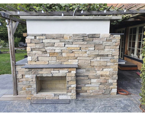 Exteriér se zděným kamenným grilem a zastřešením