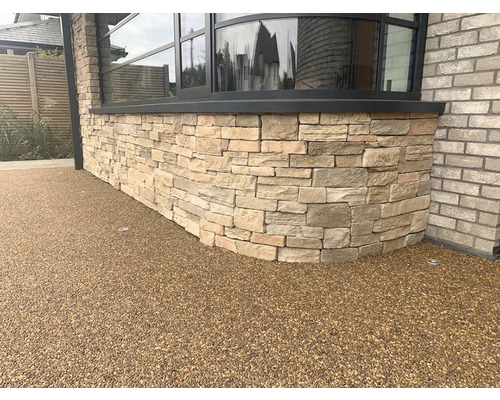 Vnější pohled na budovu s kamenným obkladem