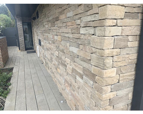 Stěna domu obložená obkladovými pásky z přírodního kamene