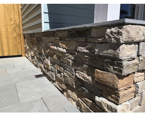 Exteriér s kamennou zdí a dlážděnou podlahou