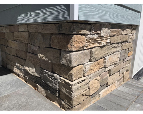 Exteriér domu s kamenným obkladem na podstavci