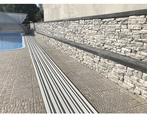 Exteriér s bazénem, krytem bazénu a kamennou zdí