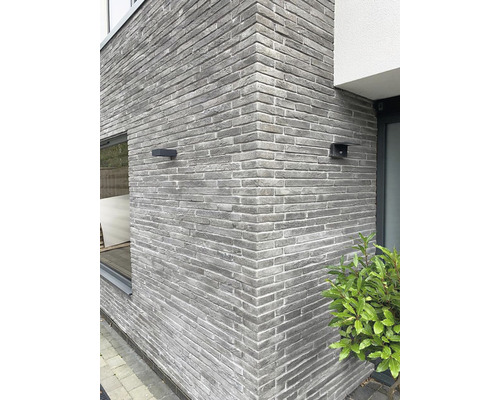 Vnější pohled na dům s fasádou zdiva a venkovním osvětlením