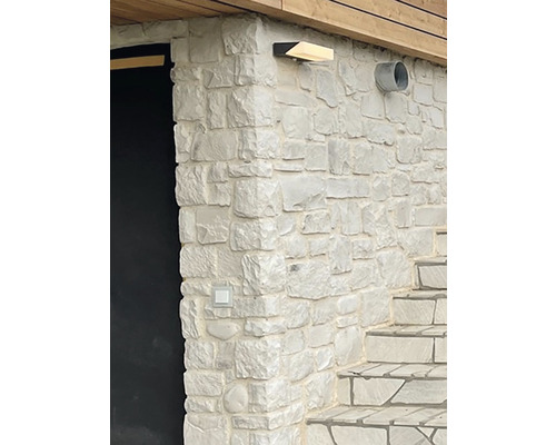 Kamenná fasáda s lampou a schodištěm