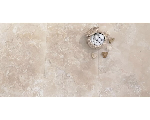 Béžové dlaždice z přírodního kamene s košíkem a ozdobnými srdíčky